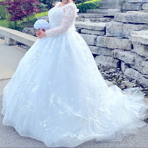 White colour Wedding Dress size medium - Picture 3 of 6